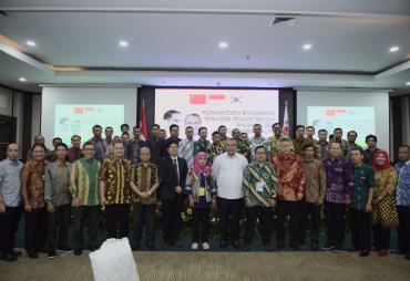 Menteri Eko bersama peserta Studi Banding