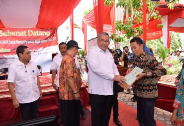 Menteri EKo menyerahkan sertifikat kepada masyarakat Bengkulu Utara