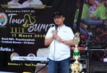 Sekjen Kemendes PDTT, Anwar Sanusi saat kegiatan Fun Bike Tour de BUMDes 2019 di kota Payakumbuh