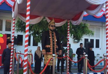 Bertindak sebagai Inspektur upacara, Walikota Bengkulu Helmi Hasan