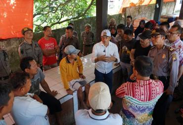 Plt Bupati Gusnan Mulyadi berkoordinasi dengan pedagang Pasar Tradisional Ampera Manna