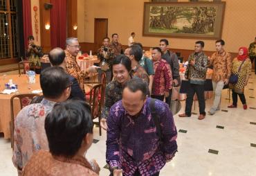 Mendes PDTT Eko P Sandjojo bersama Duta Besar Tiongkok untuk Indonesia Xiao Qian melepas para kepala desa, pendamping desa, penggiat desa di Kedubes Tiongkok, Jakarta, Jumat (22/3/2019)
