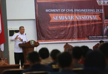 Menteri Eko saat mengisi kuliah umum pada acara seminar nasional yang diselenggarakan oleh Himpunan Mahasiswa Teknik Sipil Universitas Bengkulu