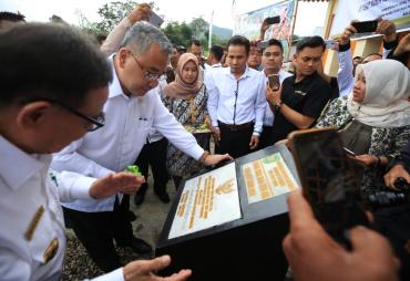 Menteri Eko meresmikan Gedung Serba Guna Kuto Aur Desa Tebat Monok, Kecamatan Kepahiang, Kabupaten Kepahiang, Provinsi Bengkulu