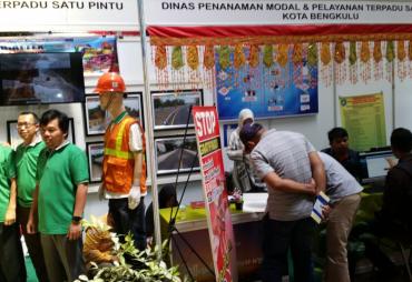 Stand PT Rodakteknindo Purajaya pada pameran HUT Kota Bengkulu ke- 300 di Bencoolen Mall