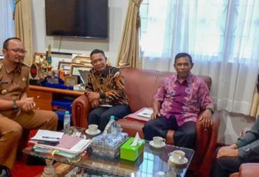Sekda Kota Bengkulu, Marjon bersama umat kristiani yakni Pendeta Panca, Pendeta Nasalia dan Minggus Dilla ke Kantor Walikota
