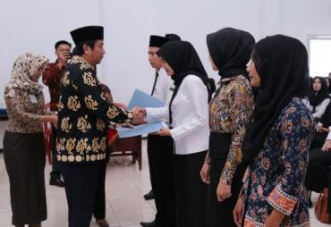 Yudi Satria MM menyerahkan sebanyak 214 Surat Keputusan (SK) Calon Pegawai Negeri Sipil (CPNS) Bengkulu Selatan formasi 2018.