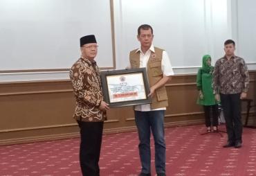 kepala BNPB juga menyerahkan bantuan Rp 2.250.000.000 secara simbolis kepada Gubernur bengkulu