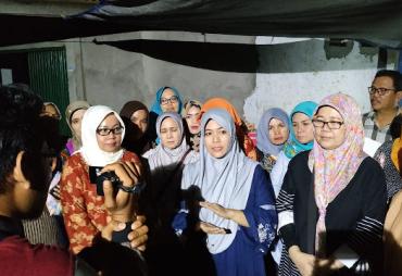 Derta Wahyulin saat kunjungi posko Bencana di Kelurahan Rawa Makmur