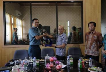 Bupati Bengkulu Selatan, Gusnan Mulyadi menyambut kunker) Danlanal Bengkulu