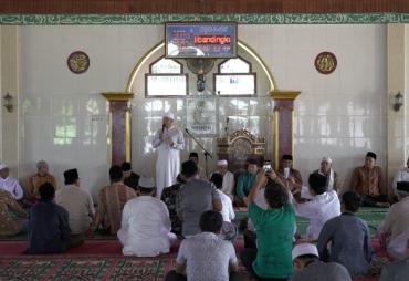 Gubernur Rohidin Mersyah saat dialog bersama masyarakat Tengah Padang, usai khotbah Jumat di Masjid Al-Iqra'