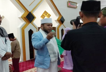 Walikota beserta rombongan melaksanakan Solat Isya dan Tarawih berjamaah di Masjid Ar Rahman, Kelurahan Sidomulyo Kota Bengkulu