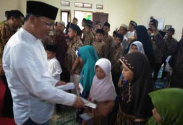 Gubernur Bengkulu Rohidin Mersyah memberikan Santunan Ke Panti Asuhan