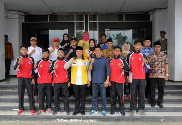 Simbolis pelepasan dihalaman kantor gubernur