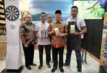 Gubernur Bengkulu Rohidin Mersyah Pamerkan Produk  Bencoolen Coffee di acara Halal Expo 2019 Jakarta, Kamis (27/06/2019).