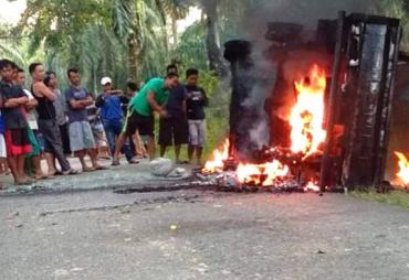 Mobil Pelaku Pencurian yang di bakar warga. Dok: Lantang.co