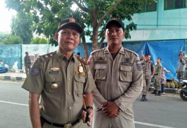 Kasatpol PP, Agus Nasri saat melakukan penertiban pedagang di depan Stadion Swaha Lebar, Poto/Anasril Azwar