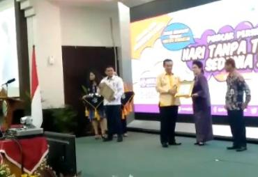 Bupati Hijazi saat menerima Penghargaan Pastika Parama dari Kemenkes