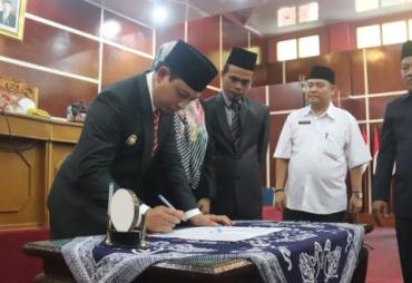 Penandatangan dilakukan dalam Rapat Paripurna Istimewa DPRD Kota Bengkulu