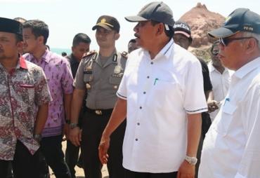 Menteri PUPR,Basuki Hadimuljono didampingi Bupati Bengkulu Utara, Mian, Dirjen Bina Marga Sugiyartanto, dan Kepala Balai Pelaksanaan Jalan Nasional III, Aidil Fikri meninjau titik Longsor. 