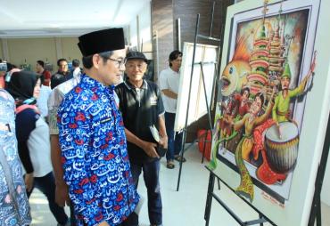 Asisten III Pemprov Bengkulu Gotri Suyanto saat meninjau Pameran Seni Rupa di Taman Budaya Bengkulu, Poto/MC