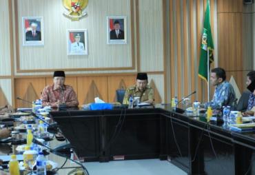 Rohidin Mersyah memimpin rapat kesiapan jajaran pemerintah Bengkulu menerima kedatangan para calon investor tersebut yang dihadiri kepala OPD terkait