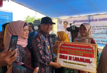 foto gubernur rohidin peneyerahan bantuan secara simbolis