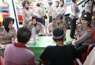 Bid Dokkes Polda Bengkulu saat memeriksa kesehatan warga. Foto: tribratanewsbengkulu.com