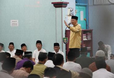 Gubernur Rohidin saat memberikan sambutan