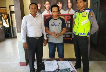 foto pelaku bersama anggota kepolisian