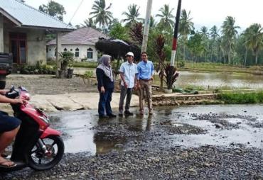 Kepala Dinas PUPR Provinsi Bengkulu Ir. Mulyani saat melihat kondisi jalan rusak. Foto: beritamerdekaonline.com