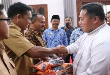 Bupati Mukomuko Choirul Huda saat berikan alat alat olahraga Foto/dok mc