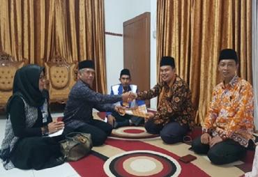 Kepala Kankemenag MM terima reward 2 paket umrah gratis dari PT Bimalyndo Hajar Aswad