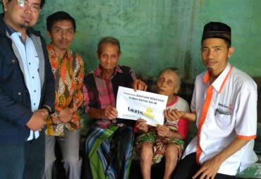 Peneyerahan bantuan donasi LAZIZMU dikelurahan berkas