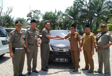 Penyerhan kendaran dinas yang berhasil ditertibkan