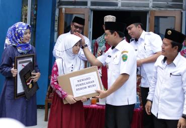 wakil walikota Bengkulu Dedy Wahyudi Saat Berikan Laptop Pada Aisya