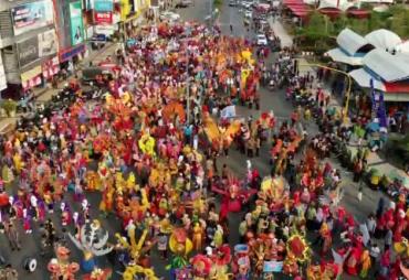 Tampak masyarakat Kota Bengkulu mengikuti Karnaval Batik Besurek
