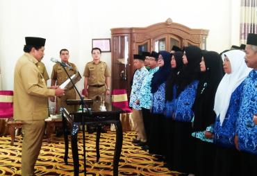 Bupati Mian Lantik 49 kepala sekolah baru 