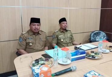 wakil walikota Bengkulu Dedy Wahyudi bersama Kadis BPKAD Kota Bengkulu Arif Gunadi Saat Pimpin Rapat monitoring Penggunaan Dana Kelurahan