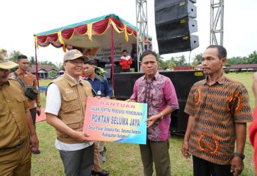 Gubernur Rohidin saat menyerahkan bantuan ke PPL Seluma