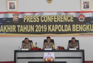 Kapolda Bengkulu didampingi Wakapolda dan Kabag Humas saat gelar konferensi pers