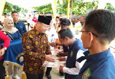Gubernur Rohidin Serahkan SK GTT dan PTT di Seluma