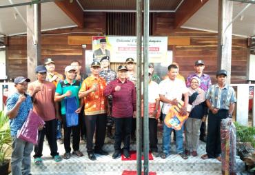 Gubernur Rohidin saat kunker di Enggano