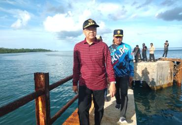 Gubernur Rohidin saat mereview Pelabuhan di Enggano