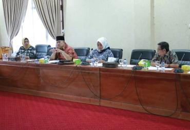 Komisi III DPRD Kota Herang dengan Disperindag