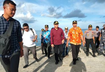 Gubernur Rohidin saat mereview Pelabuhan di Enggano