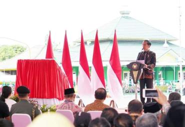 Presiden RI Joko Widodo saat mereikan MonumeN Fatmawati