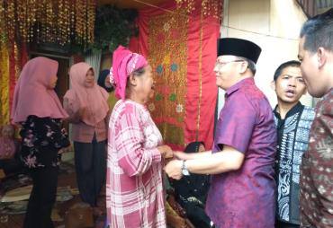 Gubernur Rohidin saat hadiri resepsi pernikahan Kades Lubuk Balam Bengkulu Utara