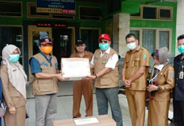 Gubernur Rohidin memberikan bantuan APD ke RSUD Argamakmur