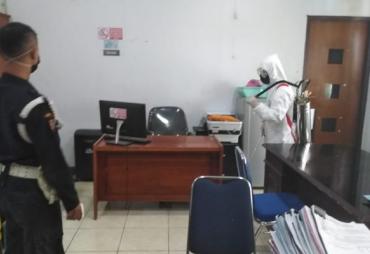 Dinas PUPR Kota Bengkulu Semprotkan Disinfektan